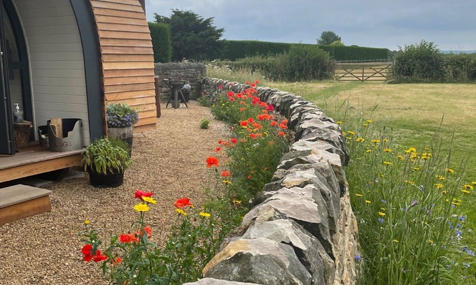 Dronfield Cabin | Cozy Oak Tree Retreat: Guest Rated 10/10 with Breakfast