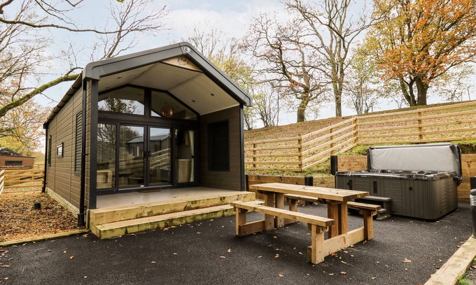 Llandrindod Wells Cottage | Relaxing Oak Tree View with Hot Tub in Rhayader