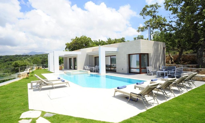 Atsipópoulon House | Beautiful Oak Tree Villas: 4-Star Oceanfront Retreat
