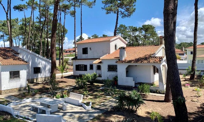 Banzao Villa | Pet-Friendly Oak Valley Flats with Pool in Colares