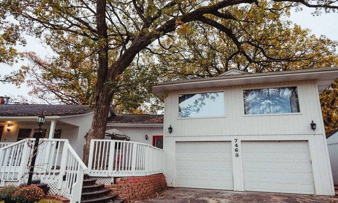 Afton House | Experience Oak View: Game Room & Hiking Trails Await