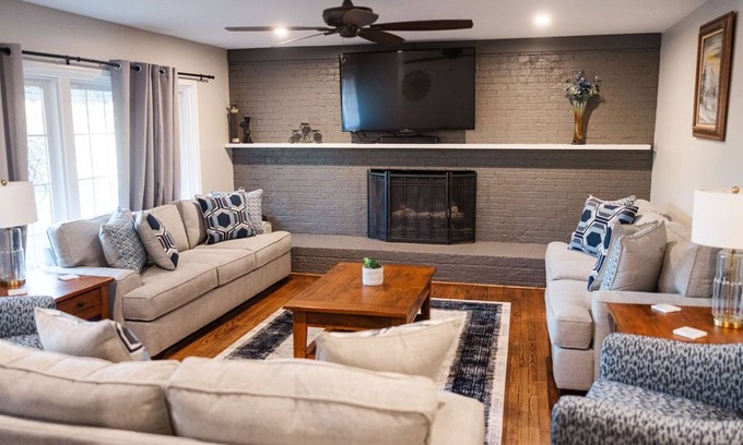 Taylors House | Experience Oak View Inn: Newly Renovated Guest House Retreat