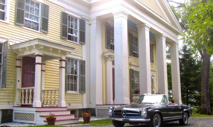 Halfmoon Bed & Breakfast | Elegant Oakcliff Bed and Breakfast with Hot Tub & Dining