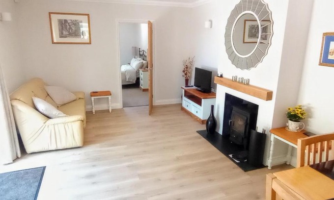 Sidmouth Apartment | Discover Oakcroft: 4-Star Comfort with a 9.7 Rating