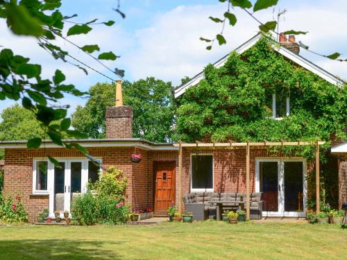 South Gorley House | Discover Oakdene Lodge: Pet-Friendly Retreat with Great Ratings