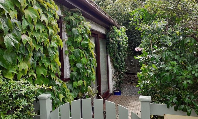 Saint Ann's Chapel Apartment | Oakey Orchard: Cozy Tamar Valley Retreat with Hot Tub