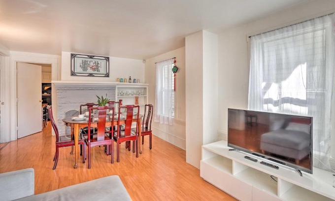 Dimond House | Inviting House in Oakland with Balcony and Family Amenities