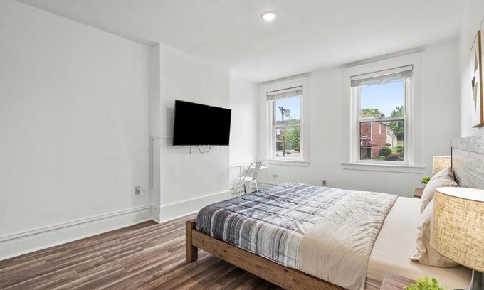 Pittsburgh House | Comfortable Private Bedroom Near Oakland/University with Kitchen