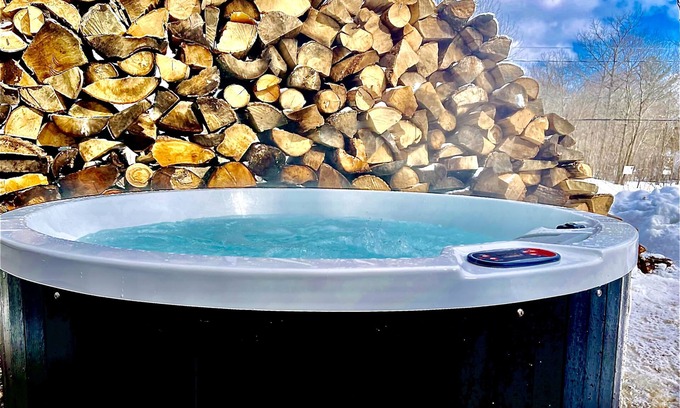 Gravenhurst Apartment | Relax at OakLodge: Hot Tub & Spa for Romantic Getaways