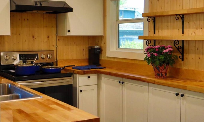 Oakridge Apartment | Adventure Awaits at Oakridge Studio: Pet-Friendly Getaway