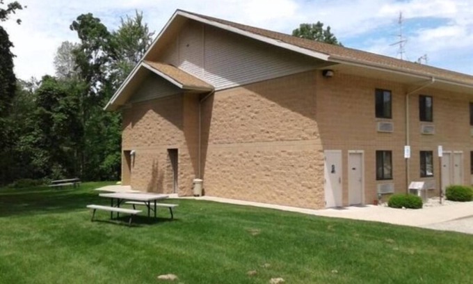 Newaygo Hotel | Cozy Oakridge Motel: Family-Friendly with Breakfast Included