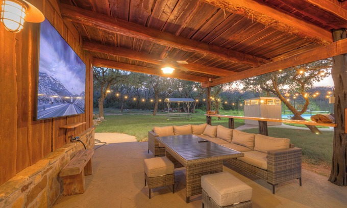Johnson City House | Oakridge Ranch: Pool + Hot-tub, Pickleball Court, Whiskey & Wine Room