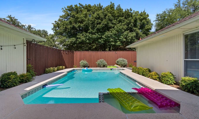 Far North Dallas House | Oaks Manor: Pet-Friendly House with Pool & Ocean View
