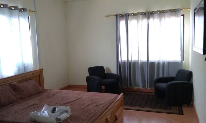 Pepease House | Private Room 6 at Oaks: Pet-Friendly & Family Welcome