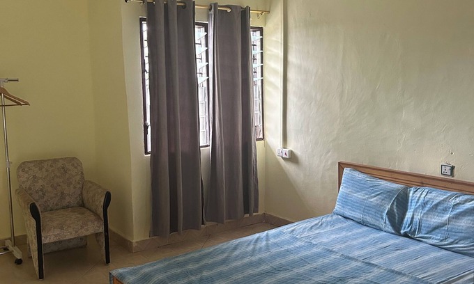 Pepease House | Oaks: Cozy Private Room with Kitchen & Pet-Friendly Perks