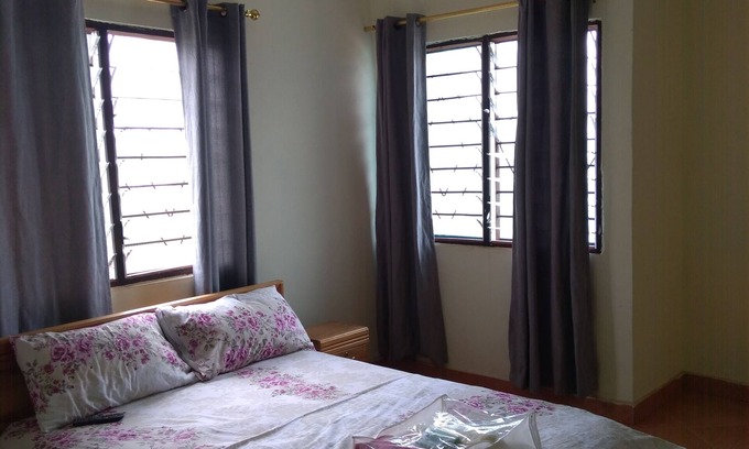 Pepease House | Cozy Oaks Private Room with Kitchen & Pet-Friendly Amenities