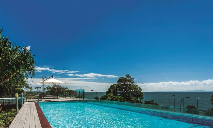Redcliffe Hotel | Discover Oaks Redcliffe Mon Komo Suites with Pool & Kitchen