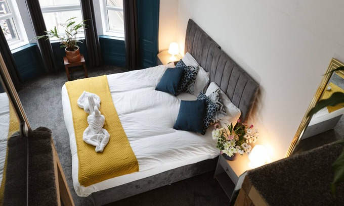 Paisley Bed & Breakfast | Oakshaw Guesthouse - Cozy Double Room in a Central Location. R8