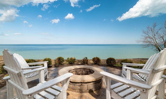 Ashtabula House | Top Rated Oakwood Beach - Lakefront Retreat in Geneva-On-The-Lake