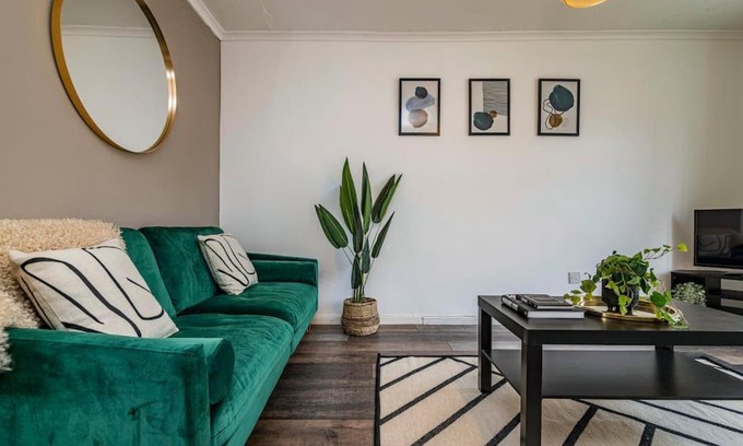 Little Eaton House | Family-Friendly Oakwood House Near Derby City Centre