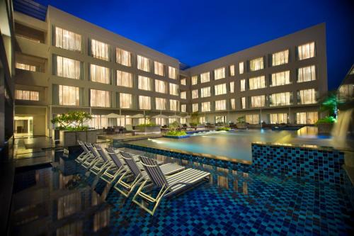 Palm Meadows Hotel | Elegant Oakwood Residence Whitefield: Pet Friendly & Pool