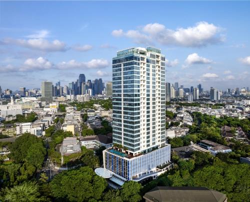 Jakarta Apartment | Elegant Oakwood Suites La Maison Jakarta with Pool & Dining