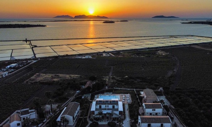 San Leonardo House | Oasi Guzzetta Hotel: Oceanfront Bliss with Pool & Dining