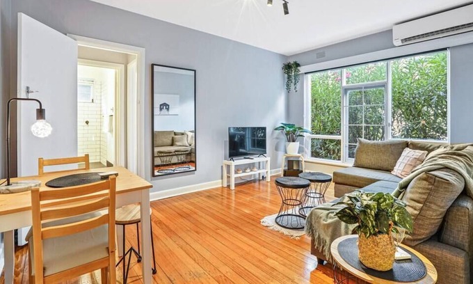 St Kilda West Apartment | Oasis By the Beach, Cute 1 Bedder@St kilda+Parking
