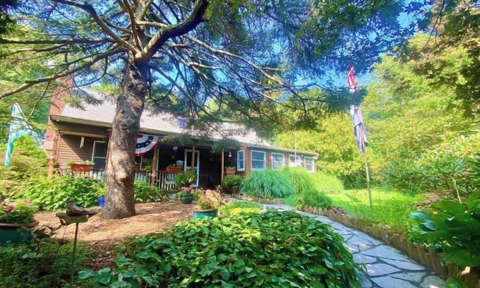 North Eastham House | Oasis by the Bay: Hot Tub & Ocean Views near Seashore