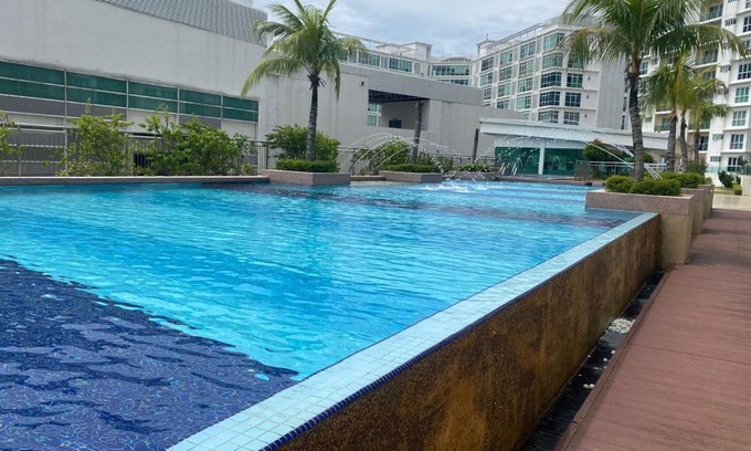 Ara Damansara Apartment | Relax at Oasis Citta Mall: Pool, Hot Tub & Netflix Access