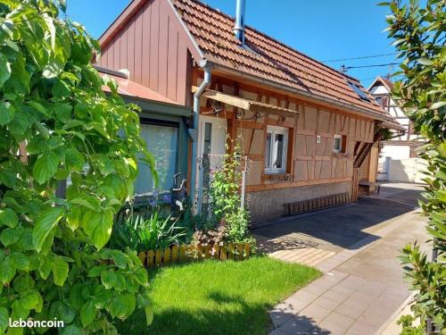 Valff House | Oasis d'Alsace: Oceanfront Escape with Pool & Restaurant