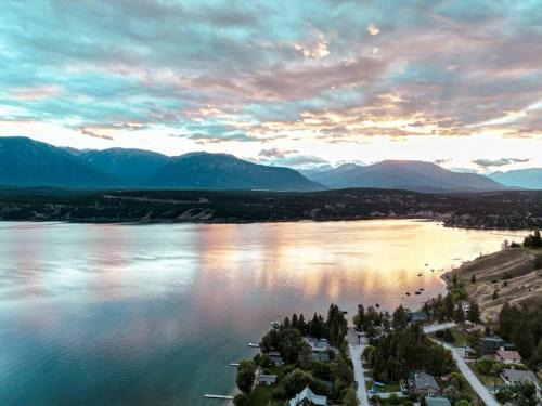 East Kootenay House | Relaxing Oasis Getaway Near Lake with Ocean Views