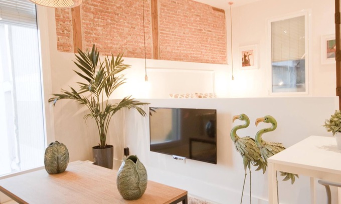 Golden Triangle of Art Apartment | Oasis II: Elegant Retreat Near Prado & Cortes