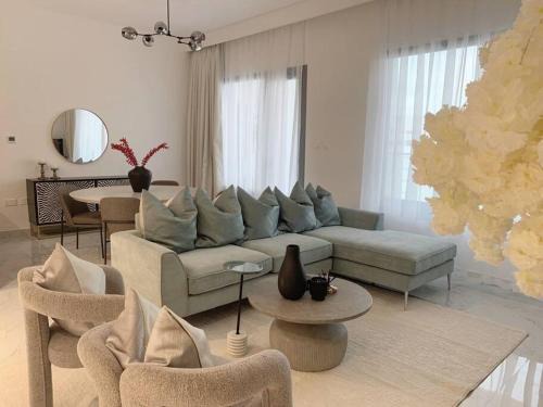 Masdar City Apartment | Tranquil Oasis in the Desert with Pool & 9/10 Guest Rating