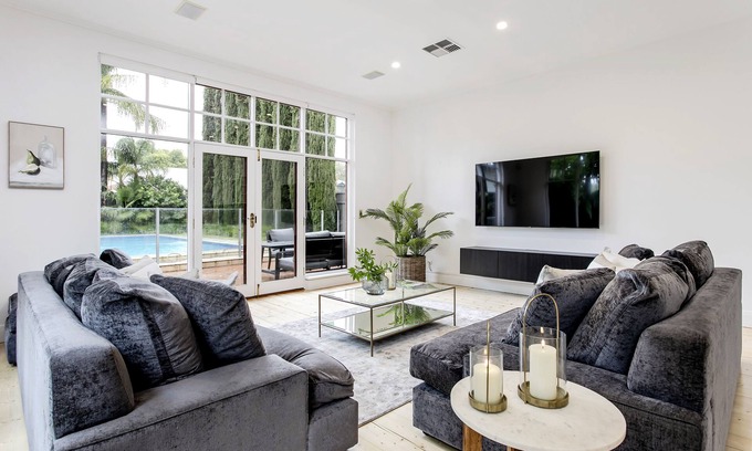 Dulwich House | Oasis: Top-Rated Retreat with Pool & Cafe Access