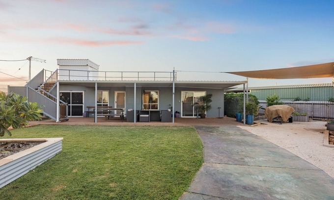 Exmouth House | Oasis - Modern 4 Bedroom Home with Ocean Views & Pet Friendly