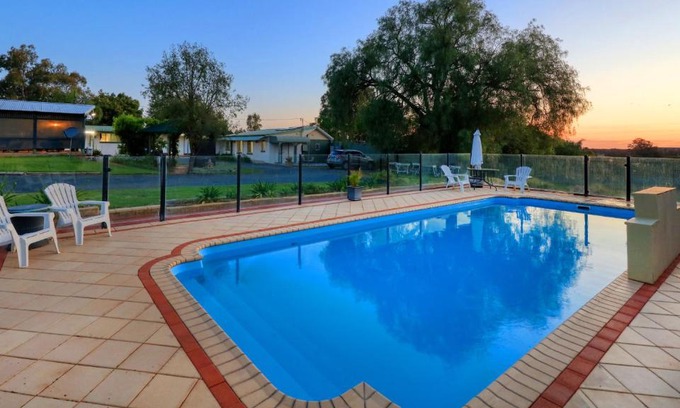 Peak Hill Hotel | Pet-Friendly Oasis Motel with Pool & Breakfast Included