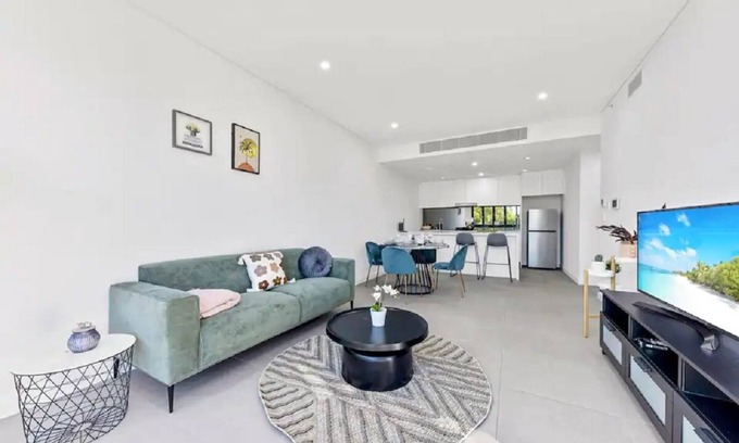 Rosebery Apartment | Ideal Oasis Near CBD with Pet-Friendly Amenities