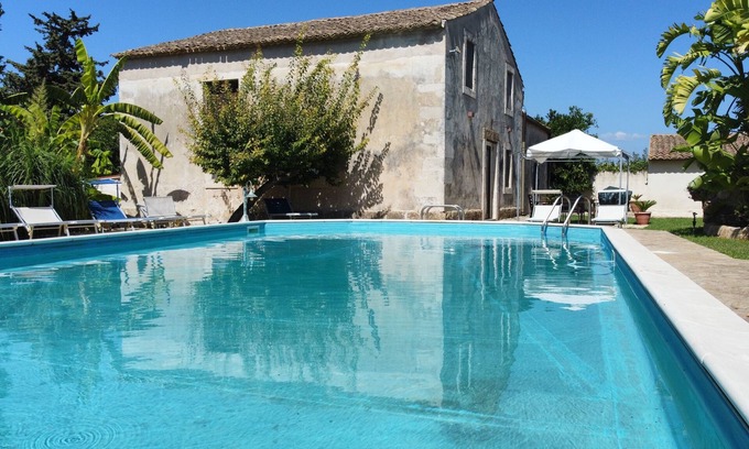 Arenella House | Tranquil Retreat Minutes from the Beach - Guest Rated 9.8