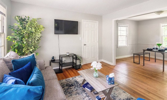 New Castle House | Oasis of Serenity! WI-FI long stays, parking, coffee-tea station, 15 min to DT