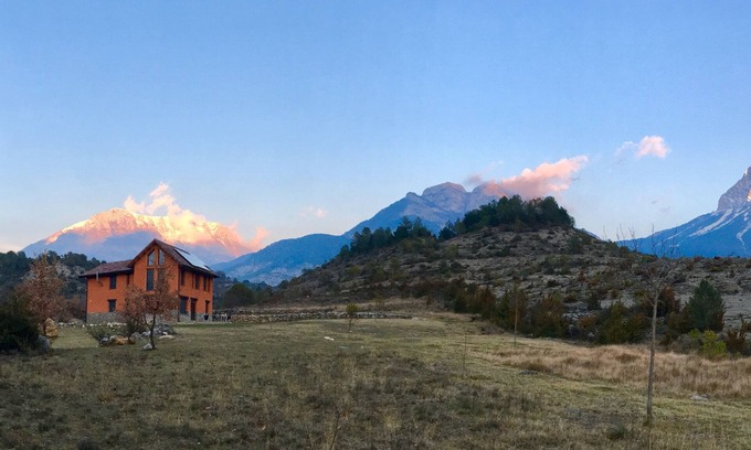 Laspuna House | Tranquil Retreat with Scenic Views and Family-Friendly Amenities