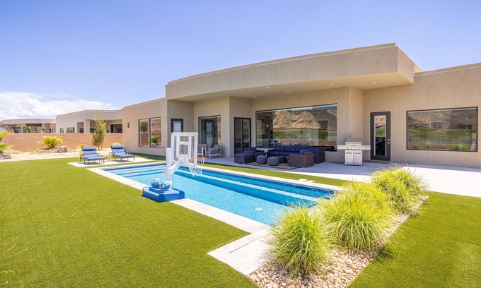 St. George House | Exquisite Oasis On The 9th with Private Pool & Breakfast