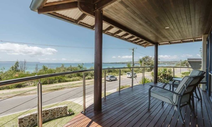 Vincentia House | Beachfront Oasis: Breathtaking Views of Jervis Bay