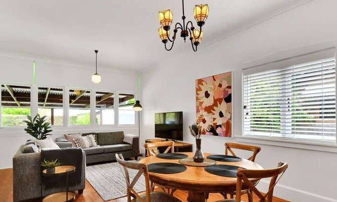 Orange House | Oasis on Warrendine - Stylish Retreat with Netflix & Kitchen