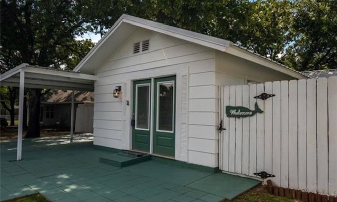 Granbury House | Experience Oasis Paradise Guesthouse with Ocean Views