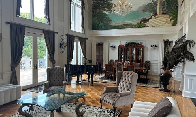 Frankfort House | Oasis Pool Retreat 8 Bedrooms New Management
