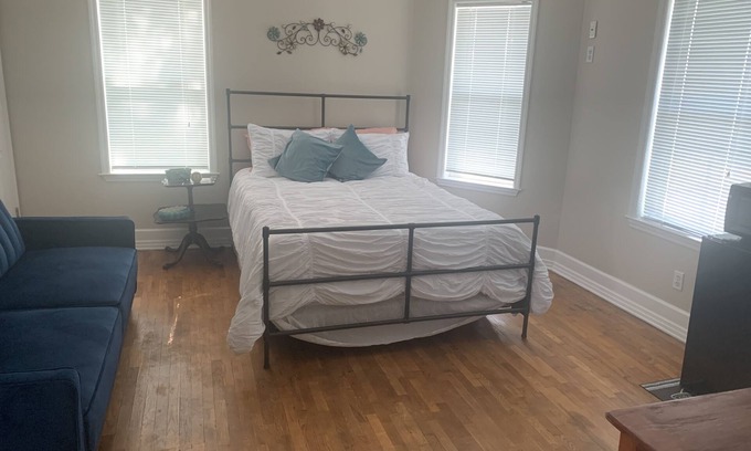 Cullman House | Guest Rated Oasis Room @ York Place with Spa & Kitchen