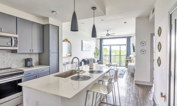 Texas Medical Center Apartment | Oasis with Gym&pool + Parking