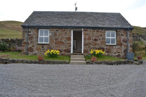 Isle of Seil Cabin | Cozy Oban Seil Farm: Beachfront Retreat with Ocean Views