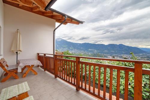 Tirolo Apartment | Discover Oberötzbauer Apartment Alpenrose: Family-Friendly Retreat